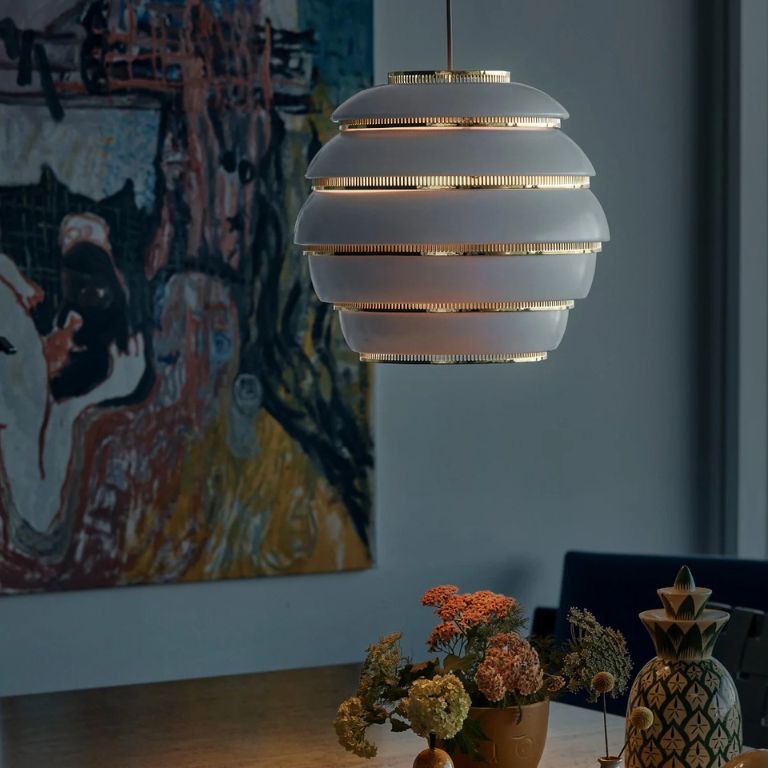 lámpara A331 artek colmena Lámpara colgante A331 Colmena de Alvar Aalto para Artek en acabado blanco y latón