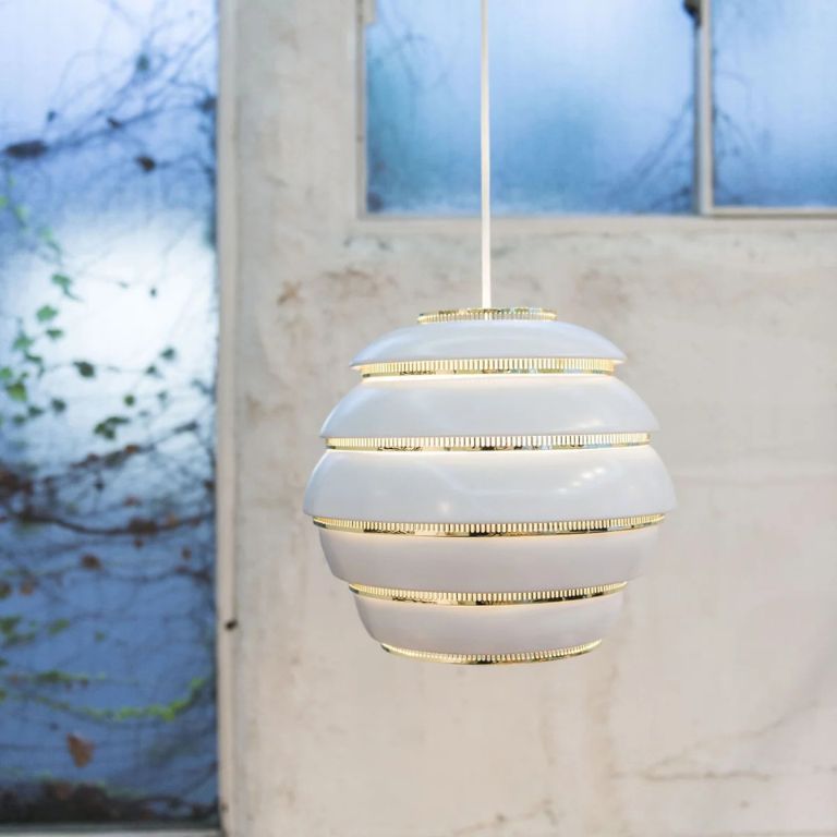 lámpara colmena A331 artek Lámpara colgante A331 Colmena de Alvar Aalto para Artek en acabado blanco y latón
